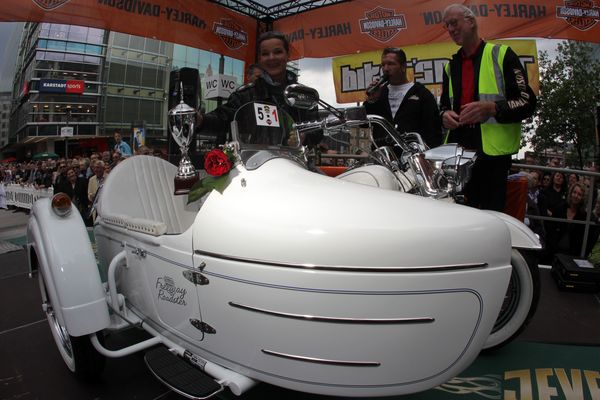 HarleyHH2011   157.jpg - Hamburger Harley Days 2011, Harley Davidson, ride in bike show auf der moenckebergstrasse in hamburg am samstag, den 25. juni 2011,